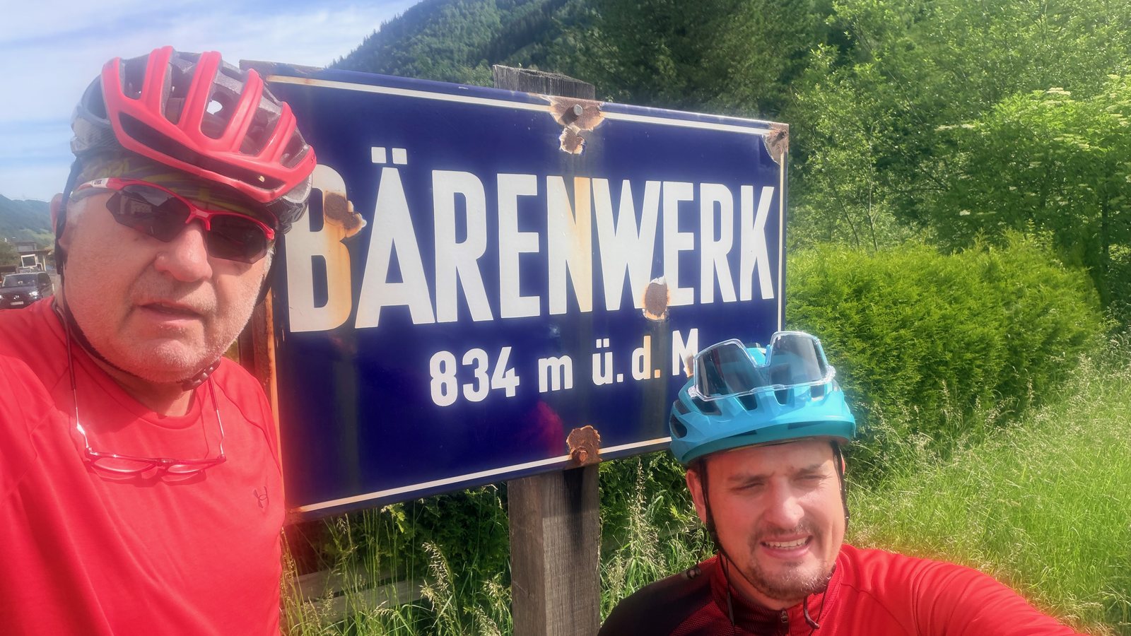 Jindřich a Jirka u cedule Bärenwerk, 834 m n. m.